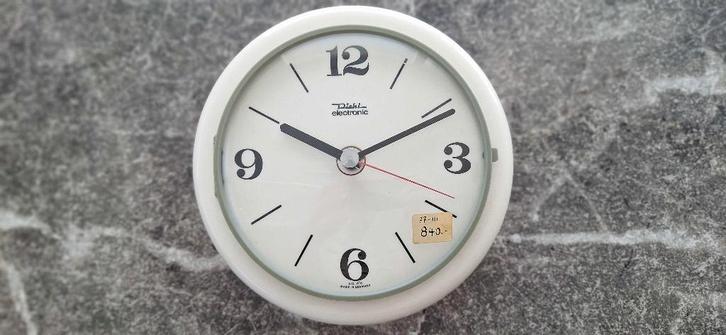 Klok Diehl Electro - witte muurklok, Antiquités & Art, Antiquités | Horloges, Enlèvement ou Envoi