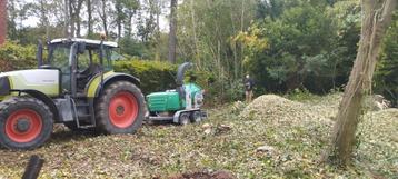 Hakselwerken met grote machine. beschikbaar voor biedingen