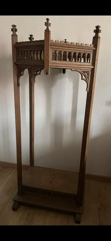 Antieke zeshoekige staande console beschikbaar voor biedingen