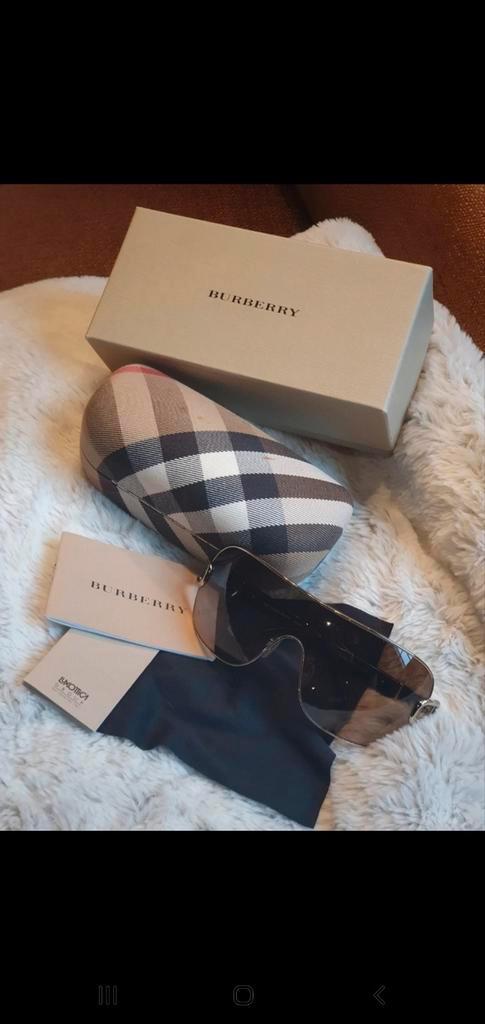 Paire de lunette Burberry, Bijoux, Sacs & Beauté, Lunettes de Soleil & Lunettes | Femmes, Utilisé, Lunettes, Enlèvement ou Envoi