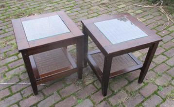 2 Mooie Tafeltjes in Hout, riet en glas - 45x45x49 beschikbaar voor biedingen