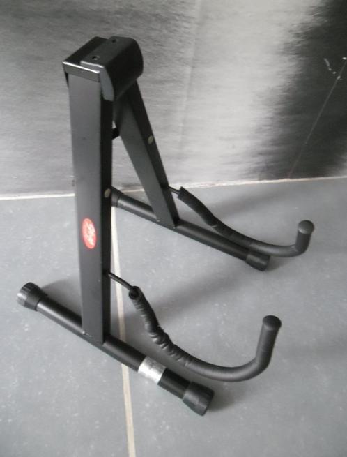 Stagg staander voor gitaar en Fender strap, Muziek en Instrumenten, Standaarden, Zo goed als nieuw, Gitaar, Ophalen of Verzenden