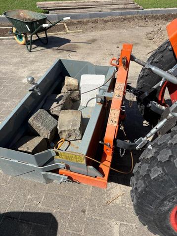 grondbak voor minitractor beschikbaar voor biedingen