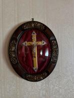 Kruisbeeld achter glazen bol antiek, Antiek en Kunst, Antiek | Religieuze voorwerpen, Ophalen