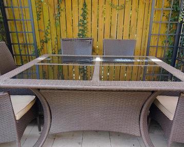 Rieten tafel 150150  beschikbaar voor biedingen