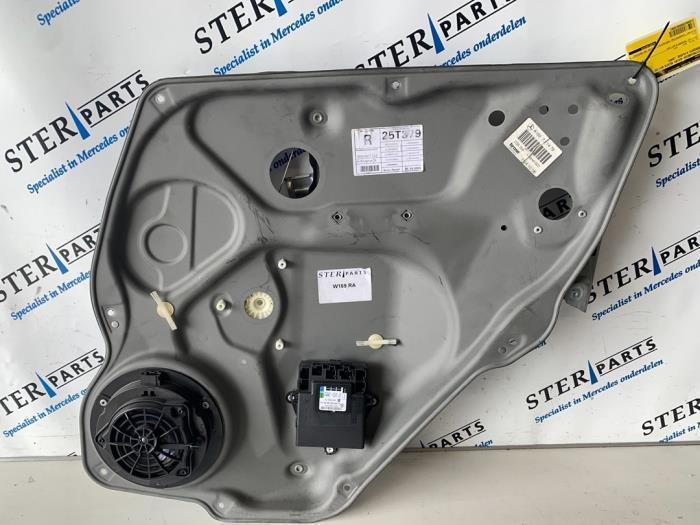 Ruitmechaniek 4Deurs rechts-achter van een Mercedes A-Klasse, Auto-onderdelen, Ruiten en Toebehoren, Mercedes-Benz, Gebruikt, 3 maanden garantie