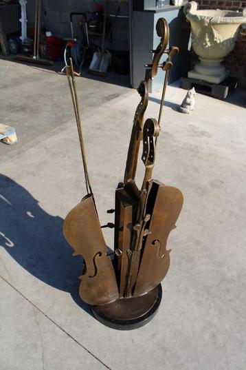Standbeeld van een muziekinstrument in brons gesigneerd door beschikbaar voor biedingen