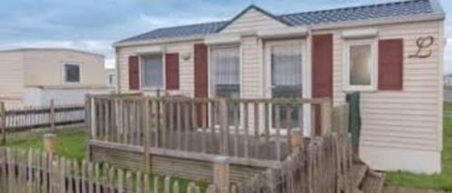 stacaravan in Bredene met houten terras en berging, Caravans en Kamperen, Stacaravans, tot en met 4, Ophalen of Verzenden