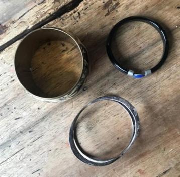 Drie armbanden Desigual beschikbaar voor biedingen