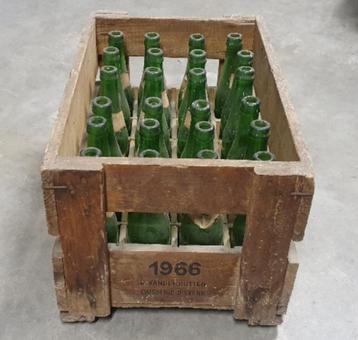 Antieke houten bierkrat uit 1966 met flesjes beschikbaar voor biedingen