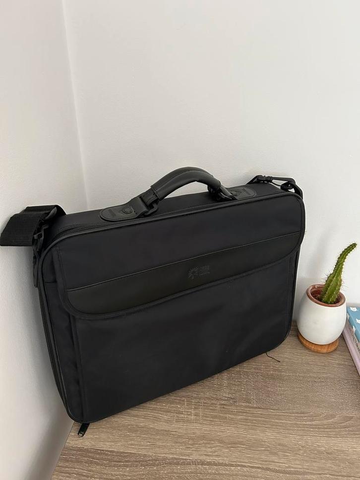 Zwarte laptoptas met schouderriem – stevig, praktisch, Computers en Software, Laptoptassen, Zo goed als nieuw, Ophalen of Verzenden