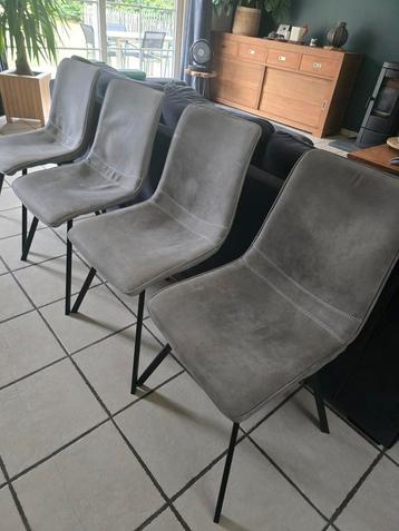 6 eetkamerstoelen van kunstleer en metalen onderstel 20€/st beschikbaar voor biedingen