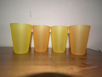 4 gele en oranje plastic bekers (Yves Rocher) beschikbaar voor biedingen