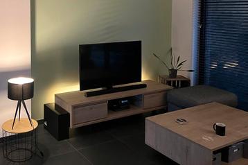 Modern Tv-meubel in goede staat, kleur: eik, metalen poten