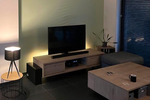 Modern Tv-meubel in goede staat, kleur: eik, metalen poten, Maison & Meubles, Armoires | Mobilier de télévision, Utilisé, Enlèvement