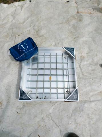 Tegeldeksel met sleutels, Ophalen