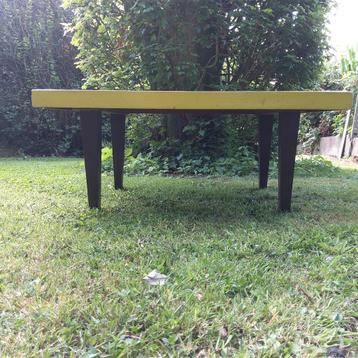 Massief houten vintagesalontafel.  Om op te knappen. beschikbaar voor biedingen