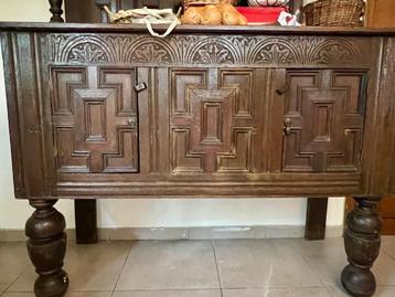 Antieke houten kast met rijk houtsnijwerk  beschikbaar voor biedingen