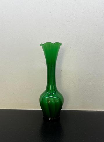 Ancien vase ancien, verre vert vif