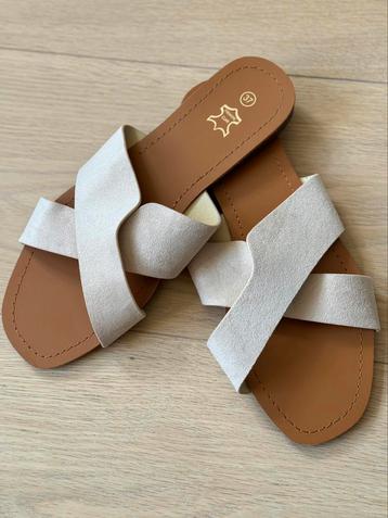 Beige suede slippers beschikbaar voor biedingen