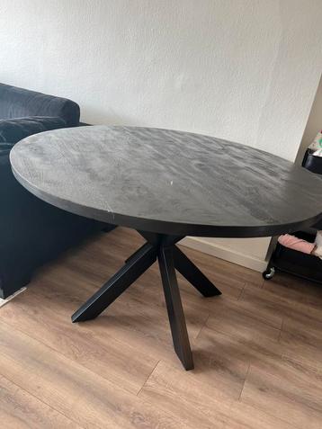 Ronde eettafel beschikbaar voor biedingen