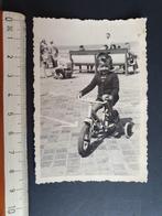 Foto Photo Hall Zeedijk Kind fiets Westende ? Blankenberge ?, Gebruikt, Foto, Ophalen of Verzenden, 1940 tot 1960