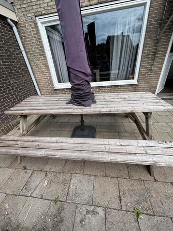 Houten picknicktafel beschikbaar voor biedingen