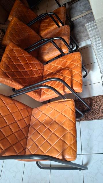 (Landelijk) cognac stoelen met zwart frame beschikbaar voor biedingen