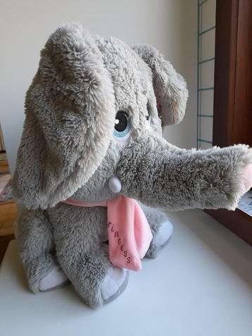 Grote knuffel: olifant beschikbaar voor biedingen