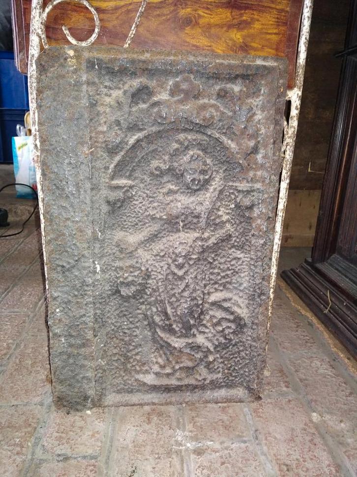 2 très anciennes plaques en fonte d'âtres, Antiek en Kunst, Antiek | Overige Antiek