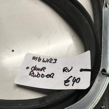 W123 Deurrubber  Rechtsvoor heel mooi beschikbaar voor biedingen