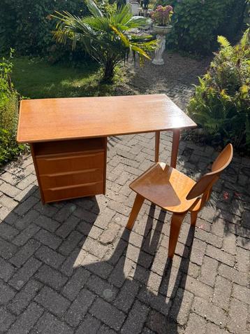 Cees Braakman Pastoe bureau EB02 met bijpaasende stoel SB03 beschikbaar voor biedingen