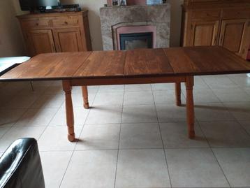 Tafel met verlengstukken beschikbaar voor biedingen