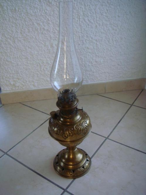 Lampe à pétrole avec son verre. Ancienne. Laiton., Antiek en Kunst, Antiek | Verlichting, Ophalen of Verzenden