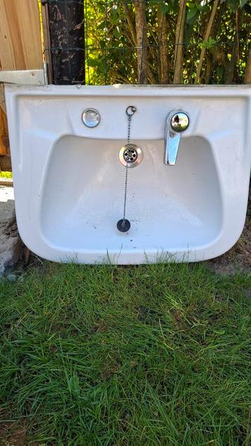 Lavabo met kraan beschikbaar voor biedingen