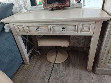 Side table beschikbaar voor biedingen