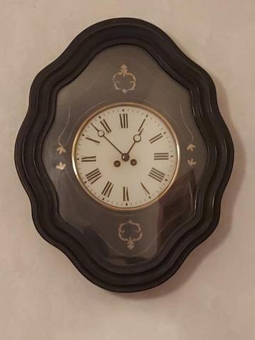 Oude wandklok beschikbaar voor biedingen