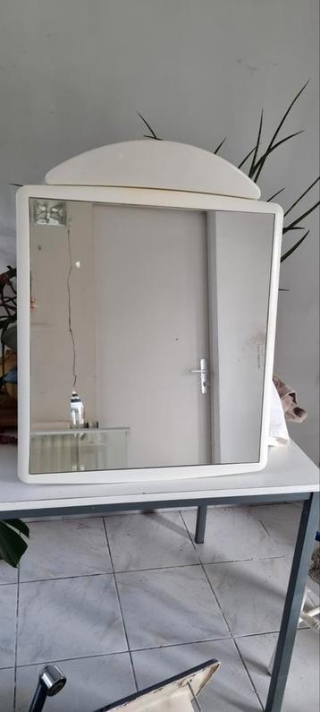Spiegelkastje beschikbaar voor biedingen