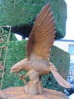 statue d un aigle en fonte pat rouillé sur rocher ..., Jardin & Terrasse, Statues de jardin, Animal, Enlèvement ou Envoi, Métal