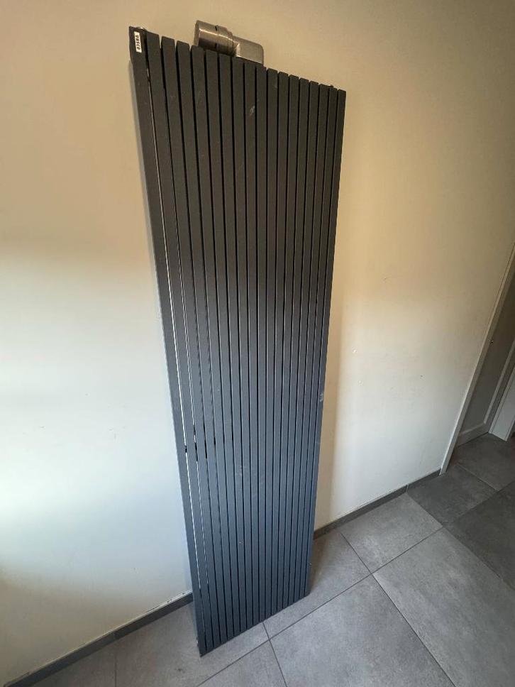 VASCO SIERRADIATOR 200x53 ZGAN | MAT GRIJS, Doe-het-zelf en Bouw, Verwarming en Radiatoren, Zo goed als nieuw, Radiator, 800 watt of meer