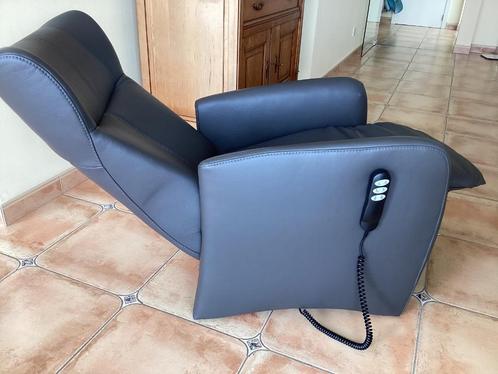 Elektrische sta-op relax Velderhof(Prominent)NIEUWSTAAT, Huis en Inrichting, Fauteuils, Zo goed als nieuw, Leer, Ophalen