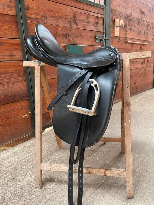 Selle de dressage Stubben 17.5 noir, Dieren en Toebehoren, Paarden en Pony's | Zadels, Gebruikt, Dressuur, Ophalen