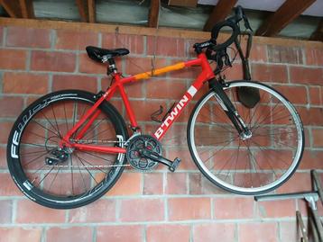 Koersfiets Btwin beschikbaar voor biedingen