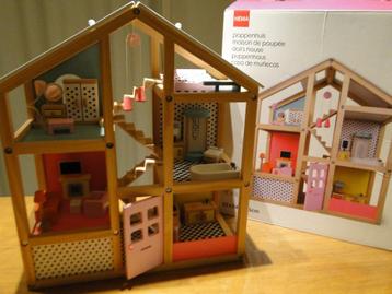 houten poppenhuis met meubeltjes beschikbaar voor biedingen