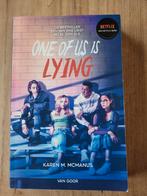 one of us is lying NL - karen m mcmanus, Ophalen of Verzenden, Nieuw