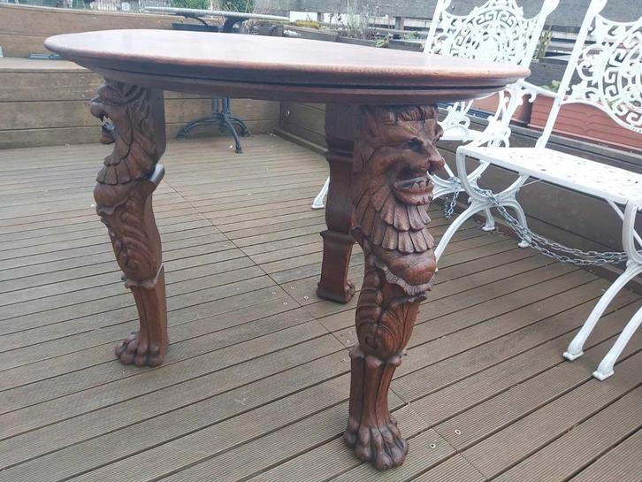 Table ronde ancienne — pièce unique sculptée à la main, Antiquités & Art, Antiquités | Meubles | Tables, Enlèvement