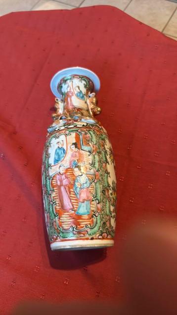 Kleine vaas van Canton beschikbaar voor biedingen