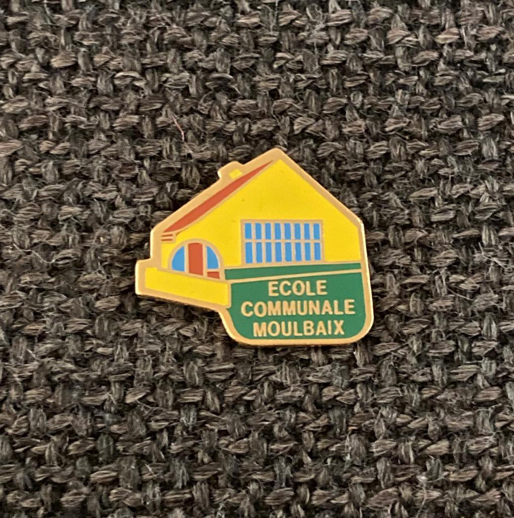 PIN - ECOLE COMMUNALE MOULBAIX - ATH, Collections, Broches, Pins & Badges, Envoi, Utilisé, Autres sujets/thèmes, Insigne ou Pin's