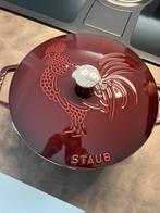 Staub Marmite 24 cm Coq, Grenadine in de doos, Huis en Inrichting, Gietijzer, Nieuw, Ophalen of Verzenden, Keramische plaat