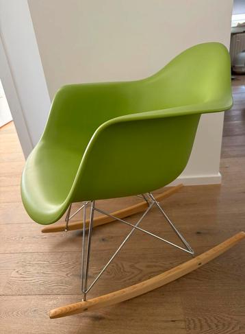 Chaise à bascule façon Eames RAR vert pomme 